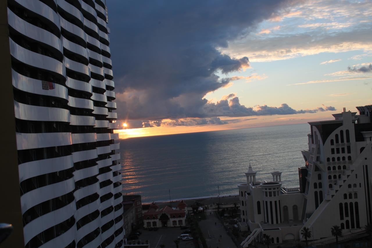 Orbi Plaza Tamara Aparthotel Batumi Exteriör bild
